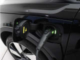 コンセントタイプ3kWやウォールボックスタイプ6kWの充電器を用いてご自宅で簡単充電。一般的な家庭用200V交流充電ケーブルでは約8時間で80%まで充電!1時間あたり7~14kmを走行できる電力を充電