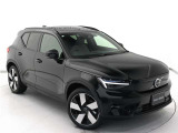 Volvo Cars appで車にリモートアクセスして、空調機能の操作や車の施錠・開錠、ソフトウェア更新などが可能です。エアコンやシートヒーターを操作して、出発前に車内を快適な温度に整えられます。