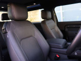 運転席・助手席にはシートヒーター&クーラーを装備。季節を問わず、ドライブを快適に楽しめる嬉しい装備です。