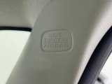 【サイドエアバックとサイドカーテンエアバック】車両側面から強い衝撃を受けたとき、衝撃を受けた側のSRSサイドとカーテンエアバッグが瞬時に膨らみ、乗員の主に胸部と頭部にかかる衝撃を緩和するシステムです
