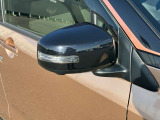 視認性に優れたウインカー付ドアミラーを装備。外側の高い位置で点灯するため、前後だけでなく斜め後方や死角に入りやすい車両・歩行者にも認識されやすいのが特長。接触事故の予防に役立ちます。