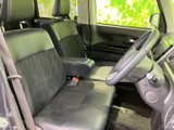 運転席からの視界は広く、運転しやすい環境です。シートの形状も工夫されており、長距離運転でも疲れにくいでしょう。快適なドライブをサポートします。