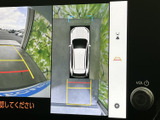 後方の視界を広げるモニター。駐車時の安全性を高め、狭い場所でもスムーズな機動をサポートします。ガイドライン表示で、距離感を掴みやすく、より安全な運転に繋がります。