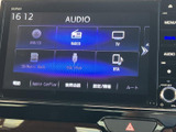 ラジオやディスク、USBなど複数の音源を選べる画面を備えています。使いたいメニューを表示から選択でき、日々の通勤やお出かけの際も好みに合わせて音楽や音声を楽しめる便利な装備です。