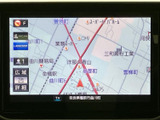 画面上に地図と現在地の目印が表示され、周辺の道路や施設を確認できます。地図表示を活用したルート確認に便利で、目的地までの移動をサポートするナビ画面です。