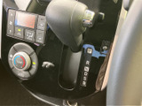 シフト位置と空調の操作部が近くにまとまり、運転席から表示を確認しやすい配置です。日常的に使う項目が手元に集まり、車内での操作をスムーズに行えます。