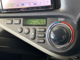 【オートエアコン】一度お好みの温度に設定すれば、車内の温度を検知し風量や温度を自動で調整。暑い&hellip;寒い&hellip;と何度もスイッチ操作をする必要はありません。快適な車内空間には必須の機能ですね♪