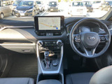 運転席からでも手の届きやすい位置にスイッチ類が配置され、操作しやすい設計です。視認性の高いレイアウトで、スムーズな操作をサポートします。安全で快適なドライブをサポートする、使いやすい内装です。