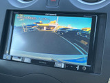後方の様子を画面で確認でき、駐車や車庫入れの際の目視確認をサポートします。周囲の状況を確かめながら操作できる便利な装備です。安全確認と併せてご活用ください。