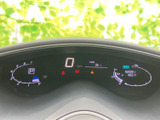 視認性の高いメーターデザイン。重要な情報を一目で確認でき、運転中の確認作業を効率化します。