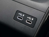 身体をしっかり支えながら長時間のドライブでも快適に過ごせるBMWのシート。素材の質感やステッチ細部まで丁寧に仕上げられたデザインが室内に上質な雰囲気を齎します。乗る度に心地良さを感じられるシートです。