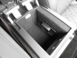室内には小物収納スペースを設けており、身の回りのアイテムをスマートに収納できます。