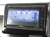 ナビゲーションはケンウッドメモリーナビ(MDV-S708W)を装着しております。AM、FM、CD、DVD再生、Bluetooth、音楽録音再生、フルセグTVがご使用いただけます。