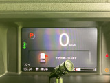 視認性の高いメーターが、運転に必要な情報を分かりやすく表示します。運転に集中できる、シンプルでモダンなデザインです。