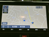 道路や現在地が画面上に表示され、周辺の道筋を確認しながら目的地設定ができます。地図の拡大縮小や表示変更も行え、行き先の確認に便利です。
