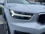 【LEDヘッドライト】ハイビームを先行車や対向車にあてず、その両サイドではハイビーム照射を維持。見える範囲が段違いに広くなりました。北欧神話に登場するトールハンマーをモチーフにデザイン。