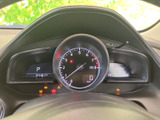 中央のメーターと左右の表示部に、走行に必要な情報がまとめられています。運転席から目線を大きく動かさずに確認しやすい配置で、各種表示を見分けやすいレイアウトです。