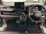 運転席周りです。カップホルダーや小物の収納などは必須ですよね!!使い勝手の良いつくりになっております!!