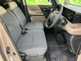 シンプルで使いやすい内装が、日常を快適に彩ります。落ち着いた雰囲気で、運転席でのリラックスタイムを演出します。