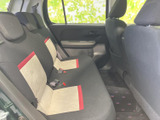後席は左右に座席を備え、明るい色と赤の差し色が入ったシートが車内のアクセントに。窓から外の様子を確認しやすく、家族や友人との移動にもお使いいただける空間です。