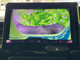 狭い場所での運転も安心。後方の状況を画面で確認できるので、安全な駐車をサポートします。視認性の高いガイドラインも便利です。