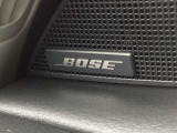 BOSEサウンドシステムを搭載。「良い音を出す」ではなく、その車種のごとに特徴を計算(車種専用設計)し、「反響音」を作り出すことによってどの座席でも自分中心で音が聴こえ、「心地よい空間」を作り出します。