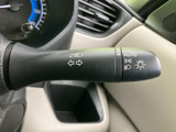 操作しやすい位置に配置されたウインカーレバー。直感的に操作でき、安全な車線変更をサポートします。スムーズな操作感で運転をサポート。