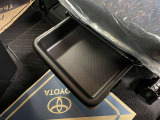 助手席シート下には、小物収納ができるボックスがあります。