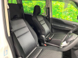 運転席まわりには十分なスペースがあり、大柄な方でもゆったり運転していただける環境です。