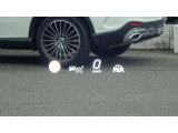 【ヘッドアップディスプレイ】前方に浮かんでいるように車速やナビゲーション、アクティブディスタンスアシスト・ディストロニックの設定内容など、運転に必要な情報が目を離さずに確認できます。