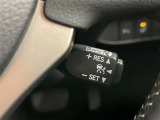 クルーズコントロール機能が付いています。 速度を設定するとアクセルを踏まなくても一定の速度で走ることができます。  高速道路ではとても便利な装置なんです。