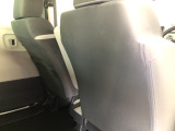 【座席シート】シート後側に便利な収納ポケットがあります。