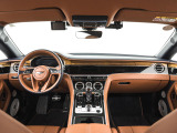前車追従機能、レーンキープアシスト、ヘッドアップディスプレイも付いており、多数のオプションを備えております。