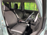 運転席まわりには十分なスペースがあり、大柄な方でもゆったり運転していただける環境です。