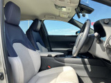 明るい色合いと濃色を組み合わせたシートが、落ち着きのある車内を演出します。前席はゆったりとした形状で、窓からの視界も確保され、運転席と助手席それぞれでくつろいでお過ごしいただけます。