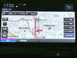 地図表示とルート案内に対応し、目的地までの道順確認をサポートします。画面上の案内やメニューが見やすく、行き先の設定からルート確認まで扱いやすいナビです。