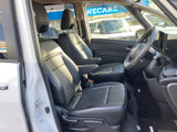 運転席と助手席には、立体的な柄が入ったシートを採用。肘掛けも備わり、前席でゆったり過ごせる配置です。窓から周囲を見渡しやすい開放感も魅力です。