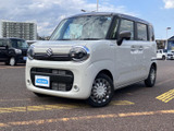 丸みを帯びたフロントマスクが特徴的で、都会的な印象を与えます。ライト周りのデザインも洗練された雰囲気を醸し出しています。
