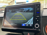 バックモニター装備。画面にて後方の確認が行えるので、バック駐車や車庫入れの際には重宝します。車の運転に慣れない方でも安心のガイドライン表示機能付。