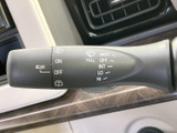雨天時でもクリアな視界を確保できるワイパーレバー。操作も簡単で、安全な運転をサポートします。快適なドライブを応援します。
