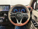 【ハンドル回り】インテリアに合わせたデザインのステアリングは、運転される方のことも考え、運転しやすい形状、大きさです。ぜひ一度、実際に触ってお確かめください。