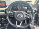 握りやすいステアリングは、運転操作をスムーズに。スポーティなデザインで、ドライビングへの没入感を高めます。