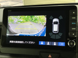 後方の映像と車両周囲の検知表示を画面で確認でき、駐車時の周囲確認をサポートします。画面上のガイドも目安にしながら、車庫入れや切り返しを落ち着いて行えます。日常の駐車に便利です。