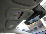 ルーフにあるON CALLボタンとSOSボタンは、車両が始動しない場合、パンクした場合、または事故に遭った場合などに支援の要請に使用できるため安心感を高めることができます。