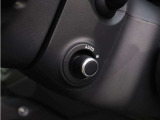 電動調整式ステアリングを装備し、ドライバーに合わせた細かなポジション設定が可能。
