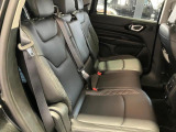 【リアシート】屋根までの高さがある車のため、大人の方でも圧迫感が少なく乗車出来ます。足元は広く取られているため、ゆったりとお乗り頂けます。