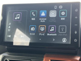 見やすいオーディオ画面は、運転中の操作も安全に行えます。スマートフォン連携機能も搭載で、快適なドライブをサポートします。