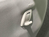 助手席シートバックにはショッピングフックが付いてます。