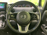 握りやすいステアリングで、運転操作を快適に行えます。操作性にも優れており、スムーズなハンドリングを実現します。運転の楽しさを向上します。