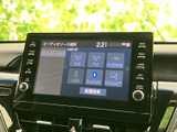 AM・FMやUSB、Bluetoothなど複数の音源を選べる画面を備え、音楽や案内情報を車内で確認しやすい構成です。日々の移動を快適にサポートします。